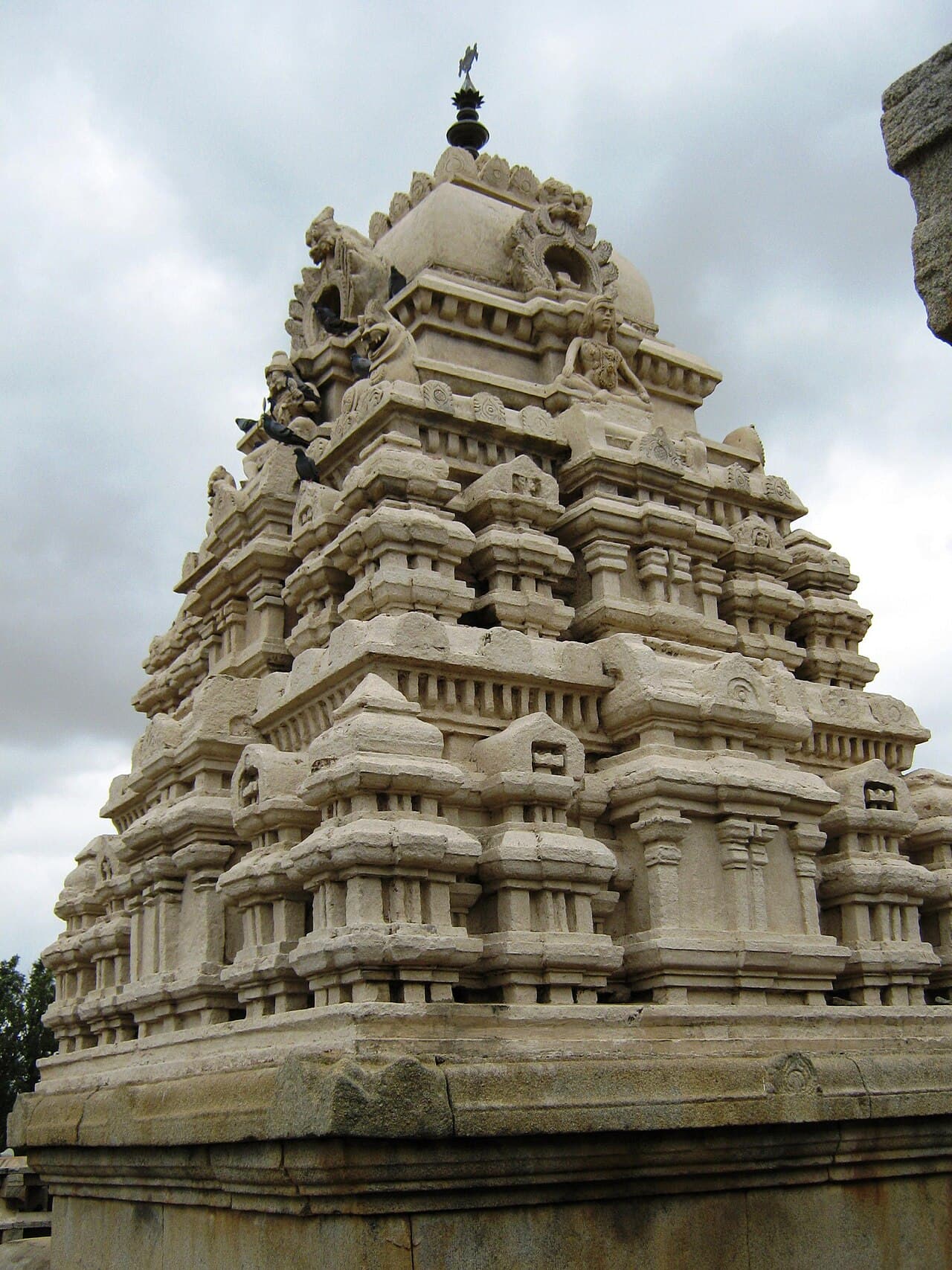 Veerabhadra Temple at Lepakshi showing the hanging pillar, Andhra Pradesh